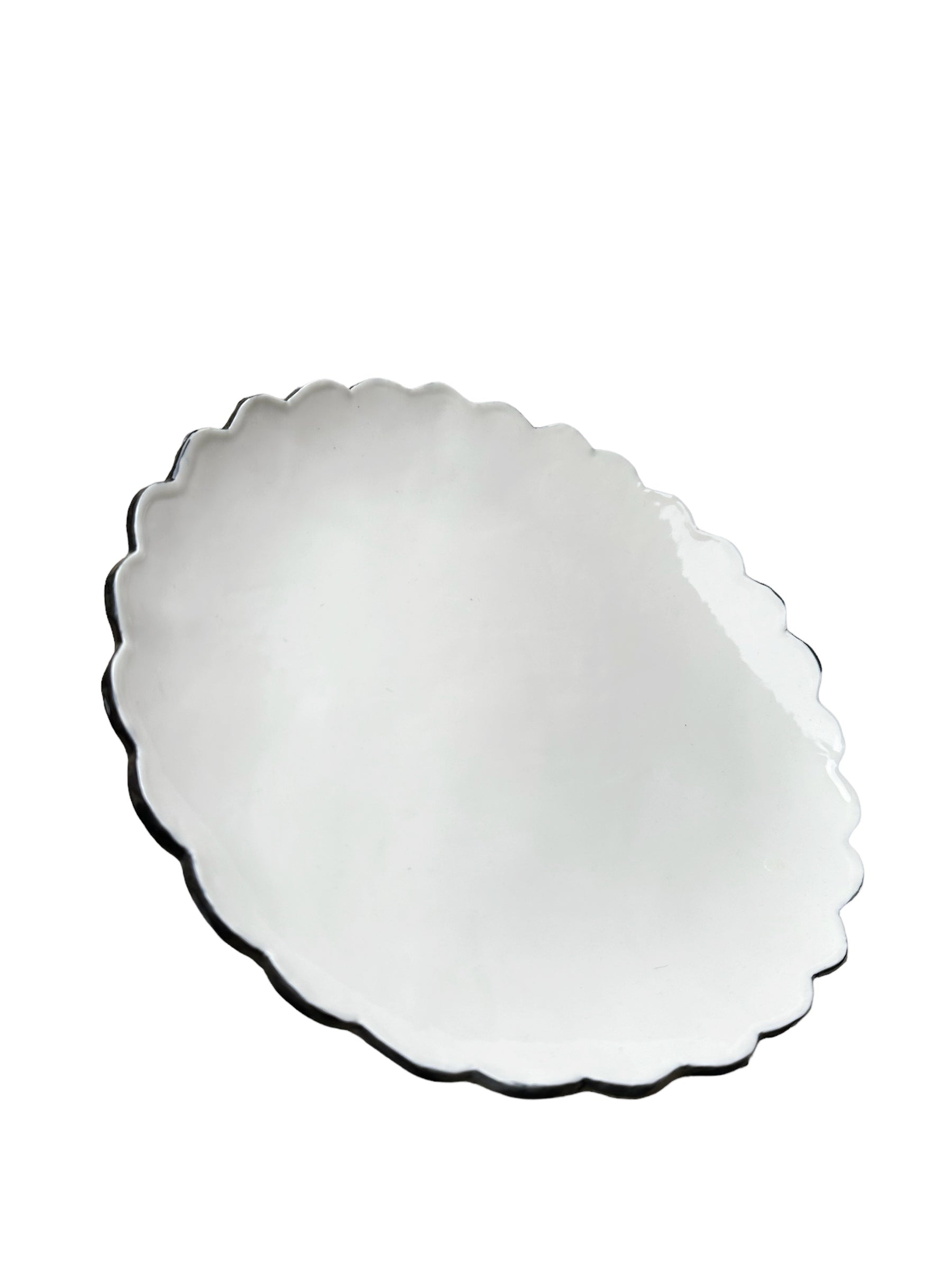 Joanna Ling Porcelain Scalloped Dinner Plate (w/ Black Edge)